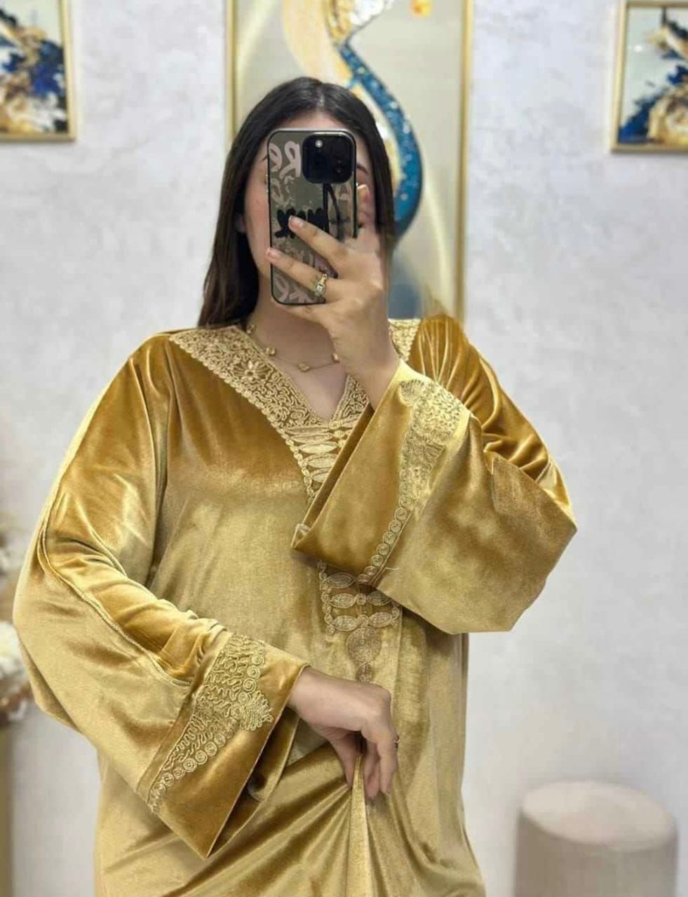 كندورة مخمل بتطريز ذهبي فاخر