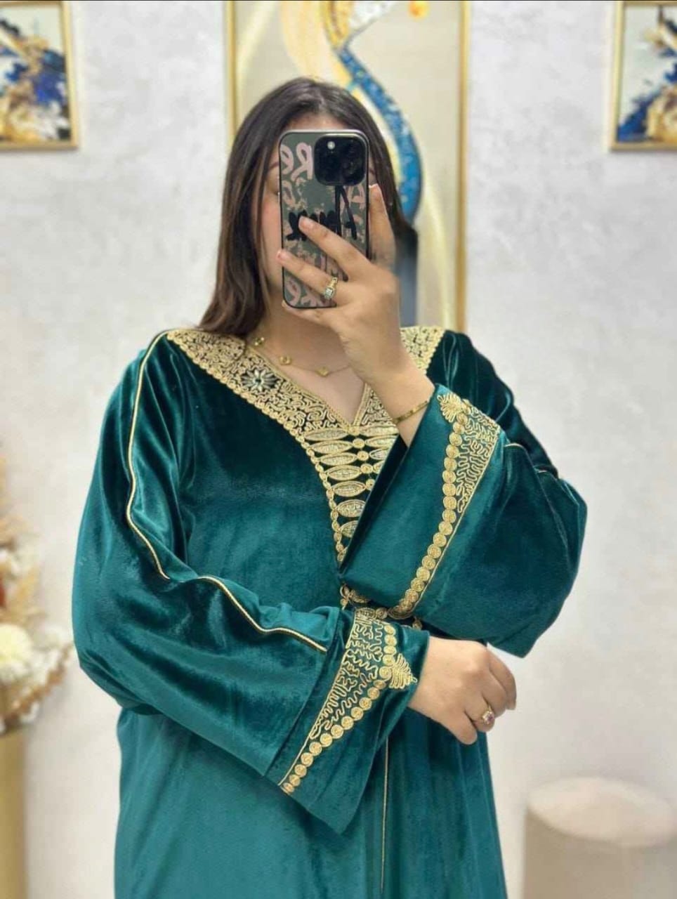 كندورة مخمل بتطريز ذهبي فاخر