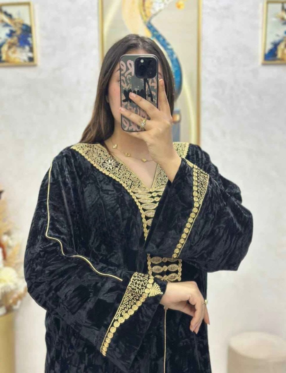 كندورة مخمل بتطريز ذهبي فاخر