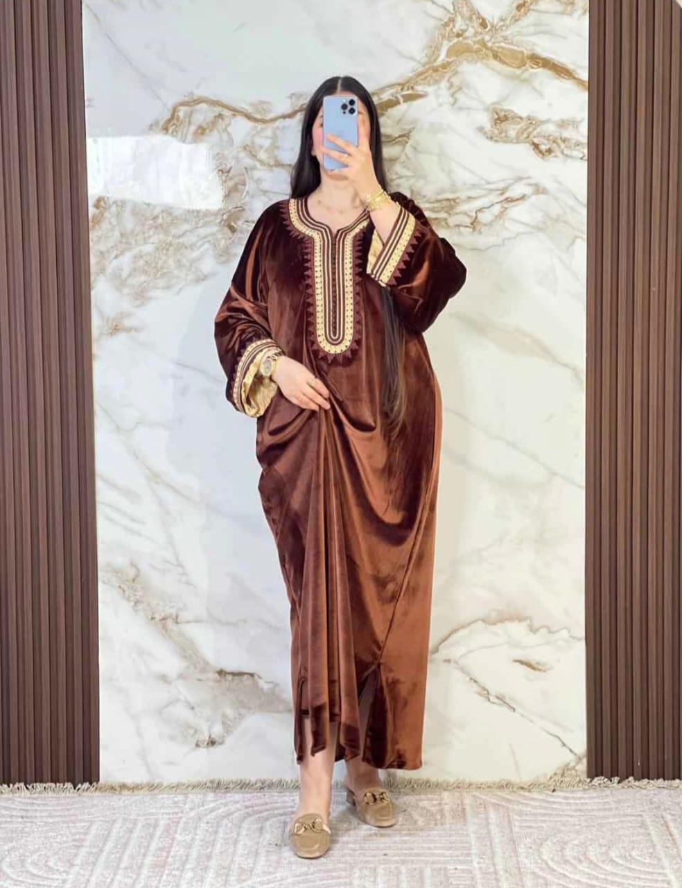 قفطان مغربي ملكي من المخمل الفاخر بتطريز ذهبي أنيق