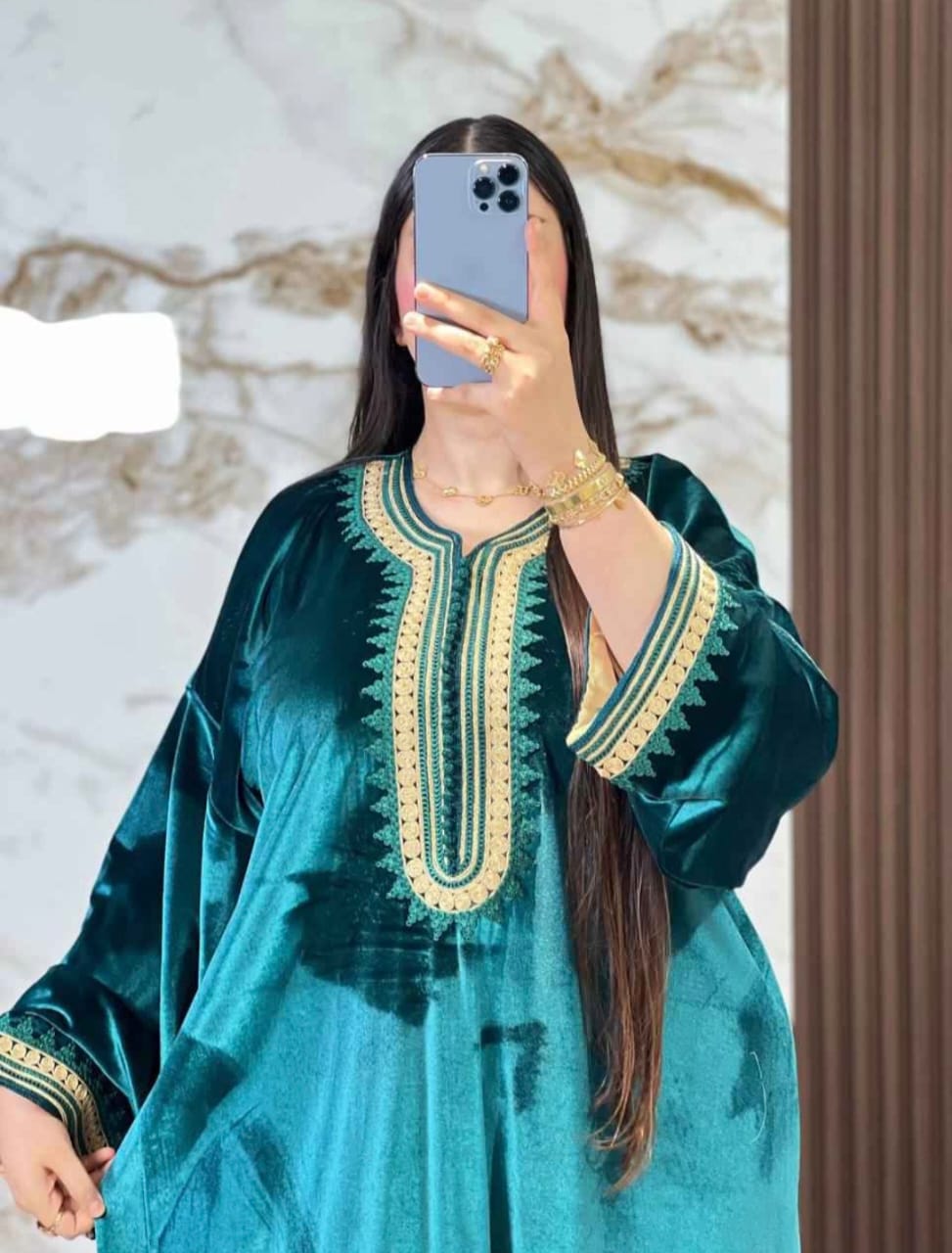 قفطان مغربي ملكي من المخمل الفاخر بتطريز ذهبي أنيق