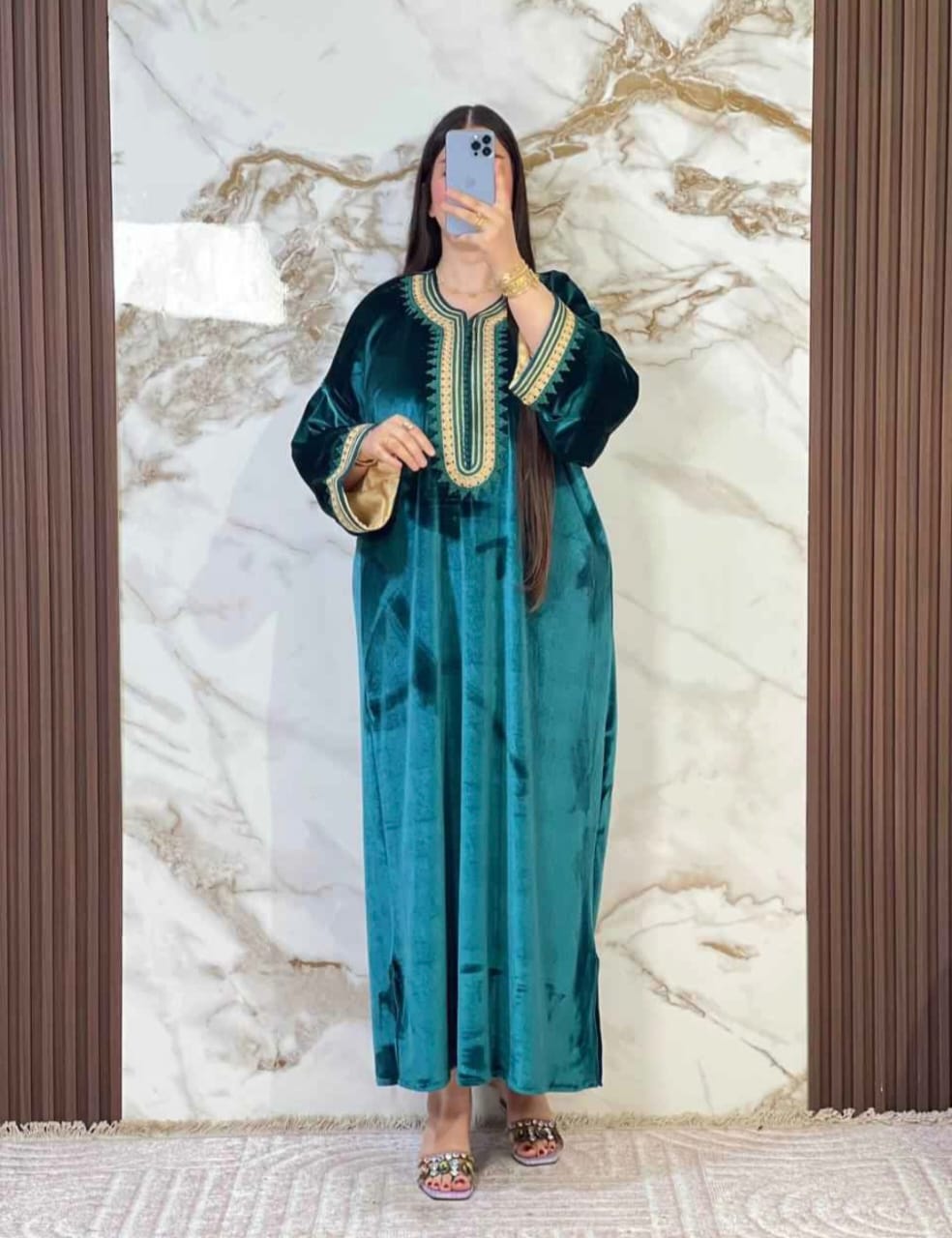 قفطان مغربي ملكي من المخمل الفاخر بتطريز ذهبي أنيق