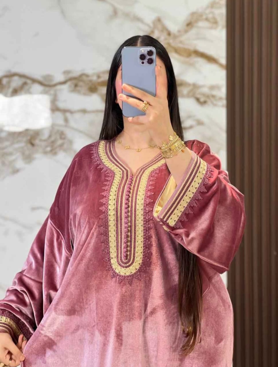 قفطان مغربي ملكي من المخمل الفاخر بتطريز ذهبي أنيق