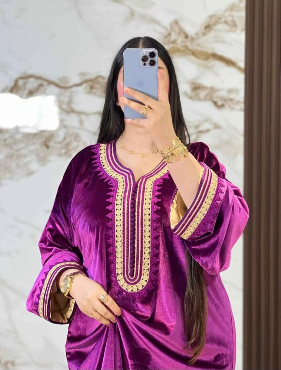 قفطان مغربي ملكي من المخمل الفاخر بتطريز ذهبي أنيق